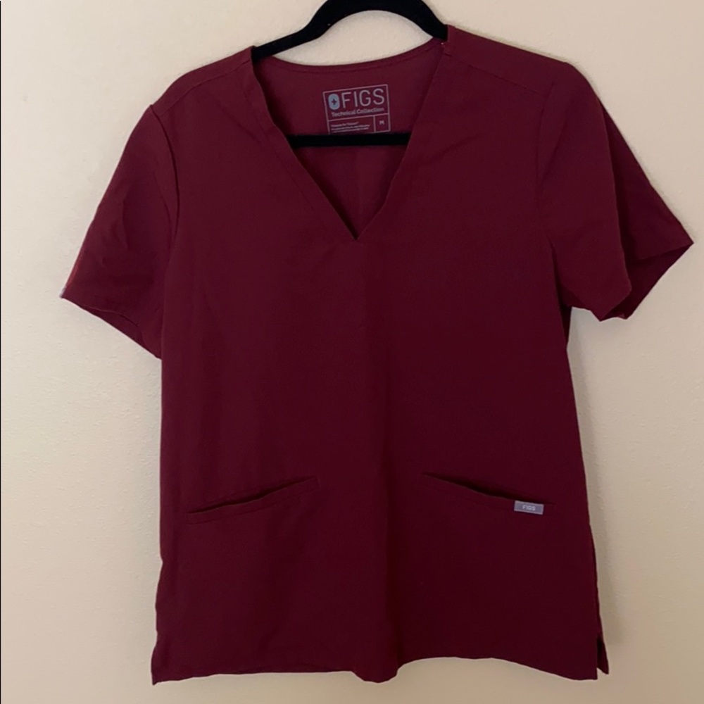 Figs scrub top 2pocket top in merlot.